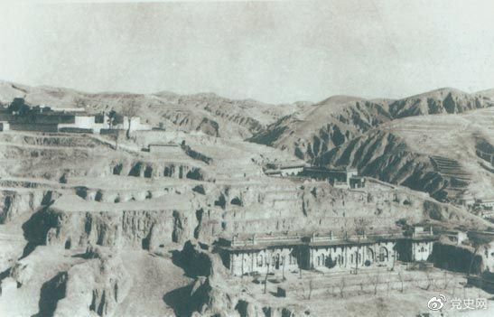 1947年12月25日至28日，中共中央在陜北米脂楊家溝召開(kāi)擴大會(huì )議（十二月會(huì )議）。圖為會(huì )議會(huì )址。
